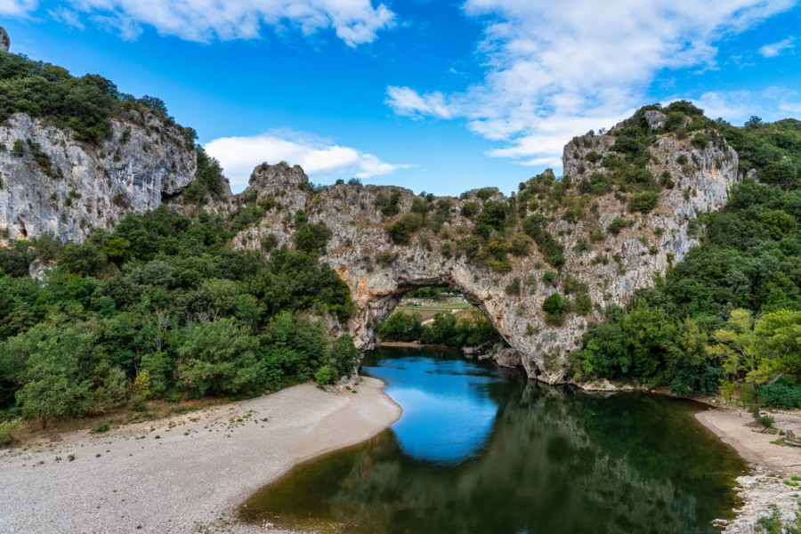 Quelles sont les règles de sécurité à respecter lors de la descente des gorges de l'Ardèche ?