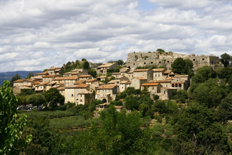 Quels sont les itinéraires de road trip à travers les montagnes de l'Ardèche ?